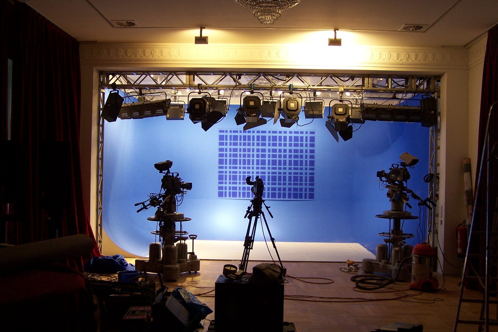 The bluebox on the stage of Theater im Zimmer, lit, with tracking pattern, lighting truss and three cameras